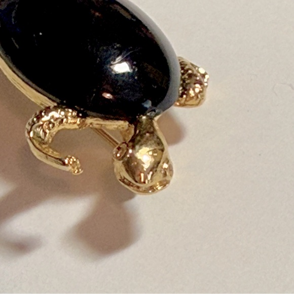 VINTAGE BLACK/ONYX CABOCHON GOLD TONE TURTLE BROOCH/PIN - Picture 3 of 7